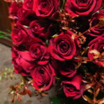 赤いバラ30本のブーケ。もちろんプロポーズにお使いいただきました。雪柳の紅葉を添えて、季節感を出しております。
