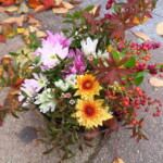 カラフルなスプレー菊を中心に、紅葉雪柳や実物でまとめ、ナチュラルに仕上げました。