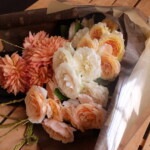 優しい胡桃色~柿色のバラを贅沢にグラデーションで束ね、チョコレート色のペーパーでラッピング。コンサートでお渡し用ということで、石化柳とダリアでボリュームを出しております。