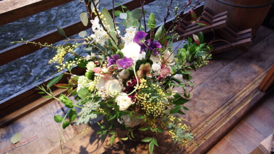 白を基調に落ち着いた色合いのお花を少し加え、グリーンをたくさん使ってお洒落に。