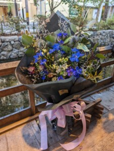 ブルーを主役にした、ナチュラルテイストのブーケ。