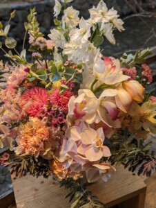 淡い暖色系も、大き目でゴージャスなお花を合わせると華やかさが出ます。