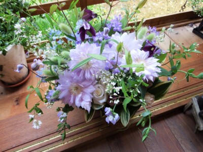薄紫&ナチュラル系のグリーンをたっぷりと。
メインの大輪のお花はテッセンです。